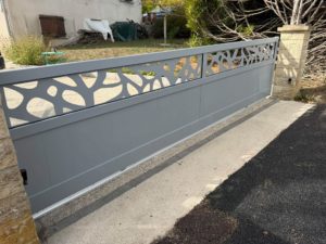 portail gris vue face