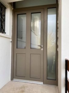 porte d'entrée alu 90mm coloris gris 7022 avec interieur blanc